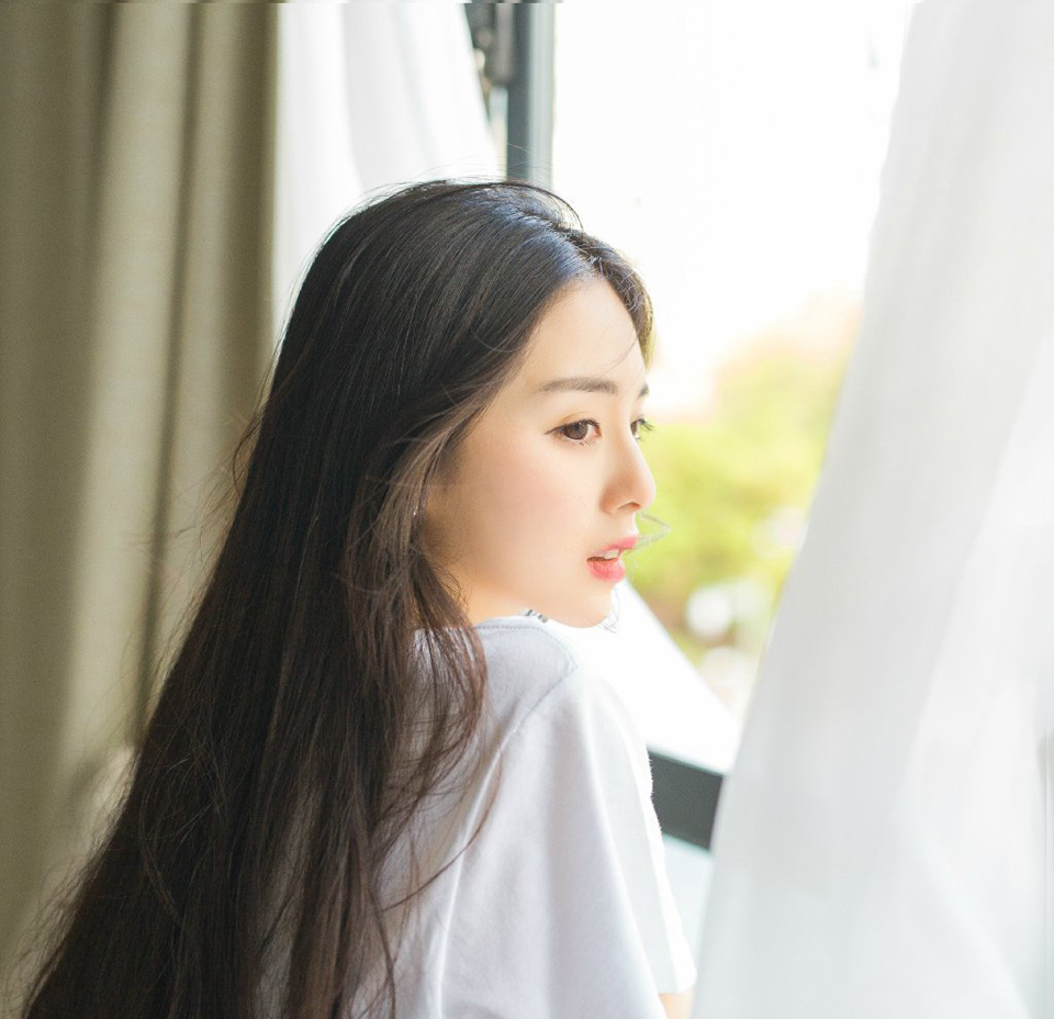 “没办法，若此时船队出行，难保江东水军不会伺机而动，如今我军的粮草，可经不起折腾。”诸葛亮闻言，也不禁苦笑一声，周瑜一死，那柴桑大营的江东水军最近可没少找麻烦，虽然大仗没有，但江夏、江陵的舟船，莫说官方的战舰，便是普通百姓的船只只要稍微靠近都可能遭到攻击或者掳掠。